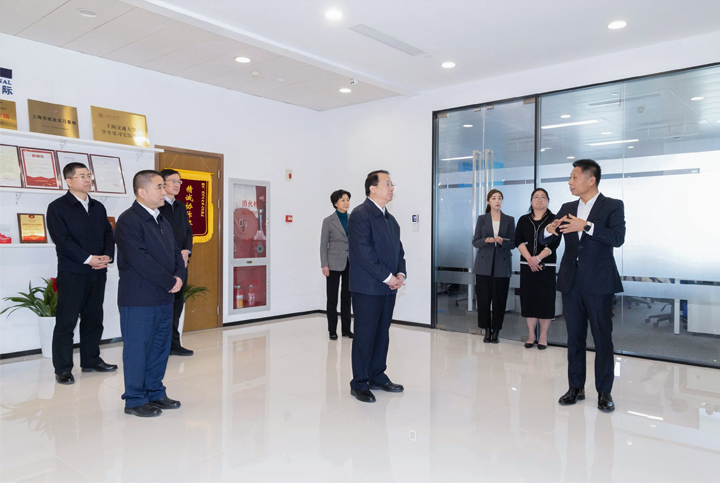 上海市长龚正一行察看AI知名人力资源服务公司z6com时凯集团国际的AI赋能人力资源数据动态分析平台